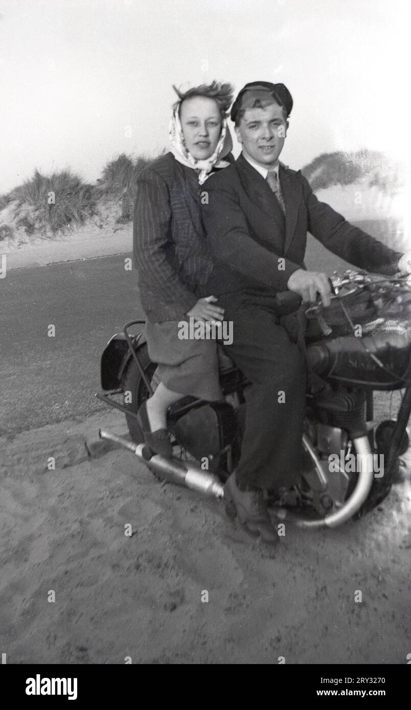 1960er Jahre, historisch, ein junges Paar, das auf einem britischen Sunbeam-Motorrad sitzt, in den Tagen vor dem Sturzhelm, Oldham, England, Großbritannien. Schutzhelme oder Schutzhelme für Motorradfahrer wurden erst im nächsten Jahrzehnt eingeführt, im Jahr 1973. Stockfoto