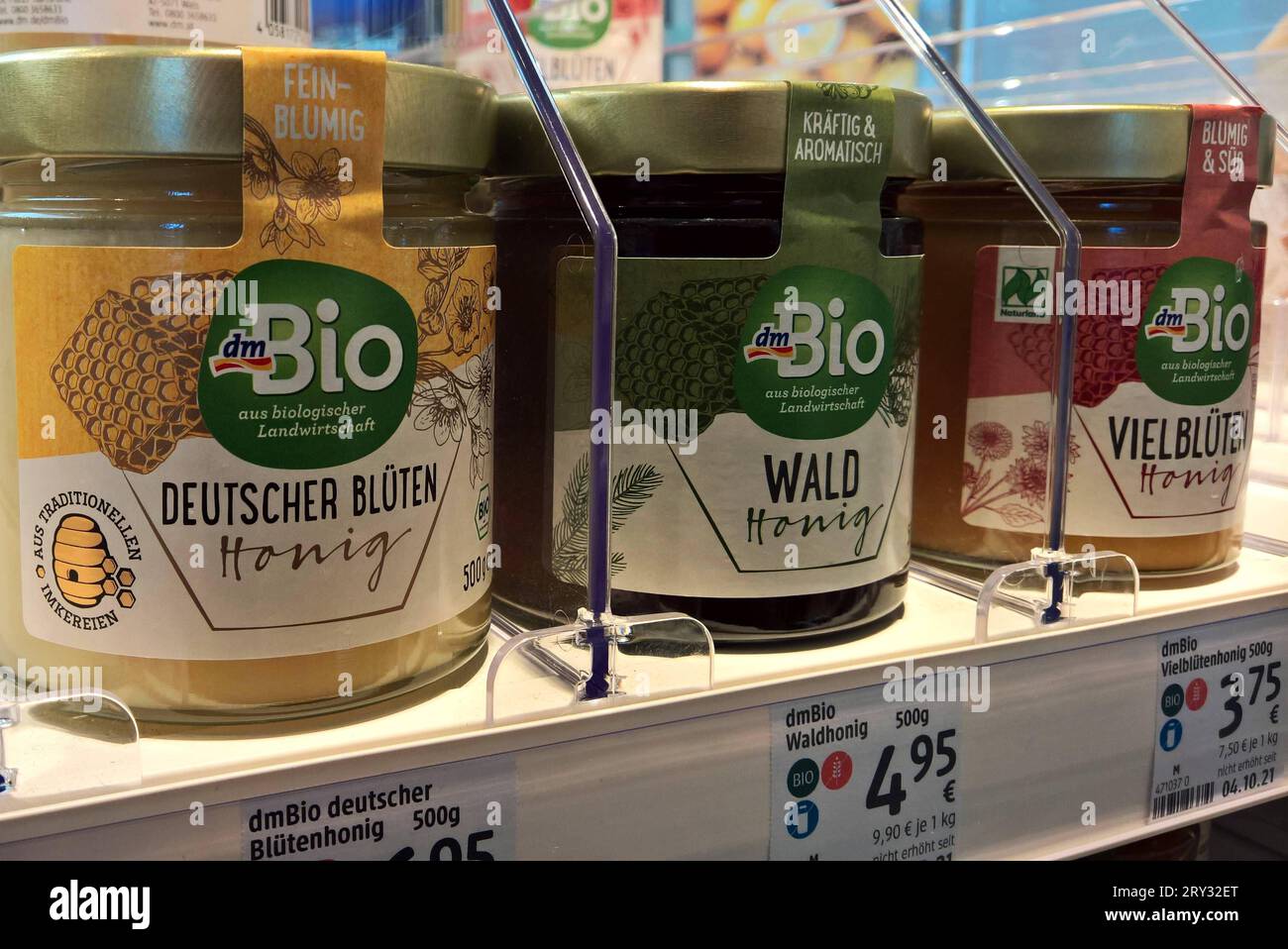 dm Markt – Drogerie. Bio Honig aus biologischer Landwirtschaft von dm Drogeriemarkt. dm ist eine deutsche Drogeriemarktkette mit Sitz in Karlsruhe. Mit rund 3850 Filialen und 66000 Mitarbeiter ist dm der grösste Drogeriekonzern in Deutschland *** dm Markt Drogeriekonzern Bio-Honig aus biologischem Anbau von dm Drogeriekonzern dm ist eine deutsche Drogeriekette mit Sitz in Karlsruhe mit rund 3850 Filialen und 66000 Mitarbeitern, dm ist die größte Drogeriekonzerngruppe in Deutschland Stockfoto