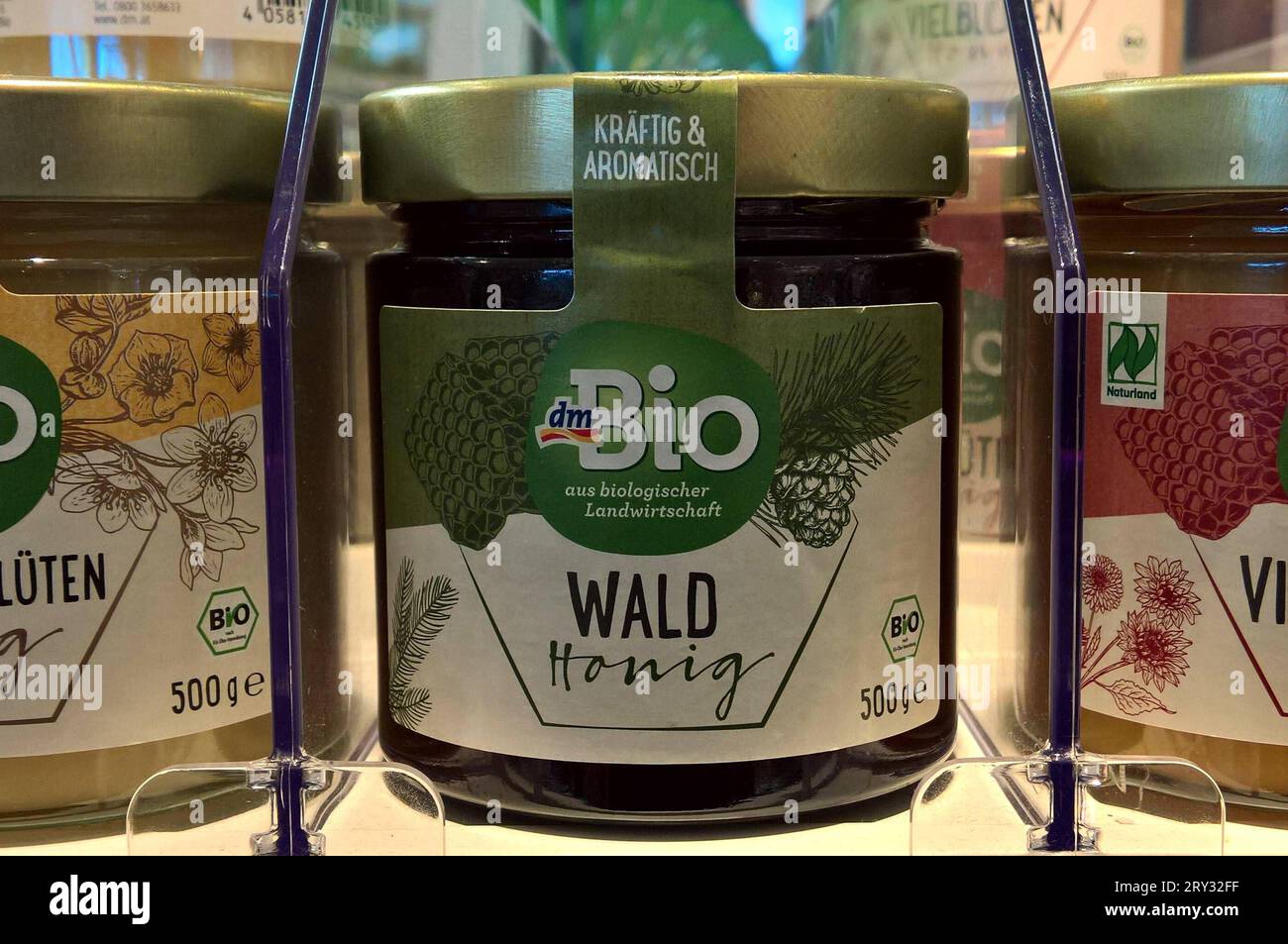 dm Markt – Drogerie. Bio Honig aus biologischer Landwirtschaft von dm Drogeriemarkt. dm ist eine deutsche Drogeriemarktkette mit Sitz in Karlsruhe. Mit rund 3850 Filialen und 66000 Mitarbeiter ist dm der grösste Drogeriekonzern in Deutschland *** dm Markt Drogeriekonzern Bio-Honig aus biologischem Anbau von dm Drogeriekonzern dm ist eine deutsche Drogeriekette mit Sitz in Karlsruhe mit rund 3850 Filialen und 66000 Mitarbeitern, dm ist die größte Drogeriekonzerngruppe in Deutschland Stockfoto