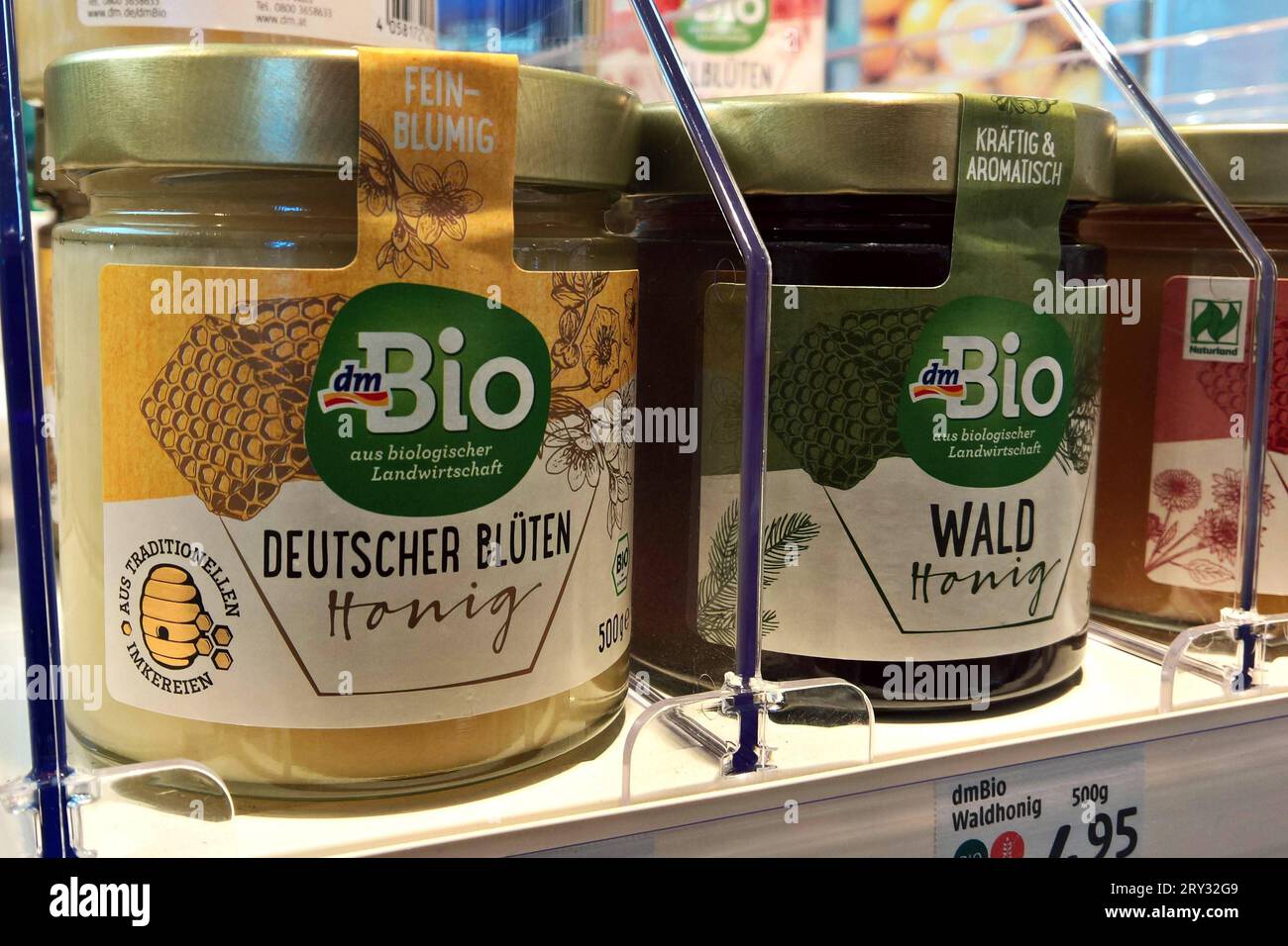 dm Markt – Drogerie. Bio Honig aus biologischer Landwirtschaft von dm Drogeriemarkt. dm ist eine deutsche Drogeriemarktkette mit Sitz in Karlsruhe. Mit rund 3850 Filialen und 66000 Mitarbeiter ist dm der grösste Drogeriekonzern in Deutschland *** dm Markt Drogeriekonzern Bio-Honig aus biologischem Anbau von dm Drogeriekonzern dm ist eine deutsche Drogeriekette mit Sitz in Karlsruhe mit rund 3850 Filialen und 66000 Mitarbeitern, dm ist die größte Drogeriekonzerngruppe in Deutschland Stockfoto