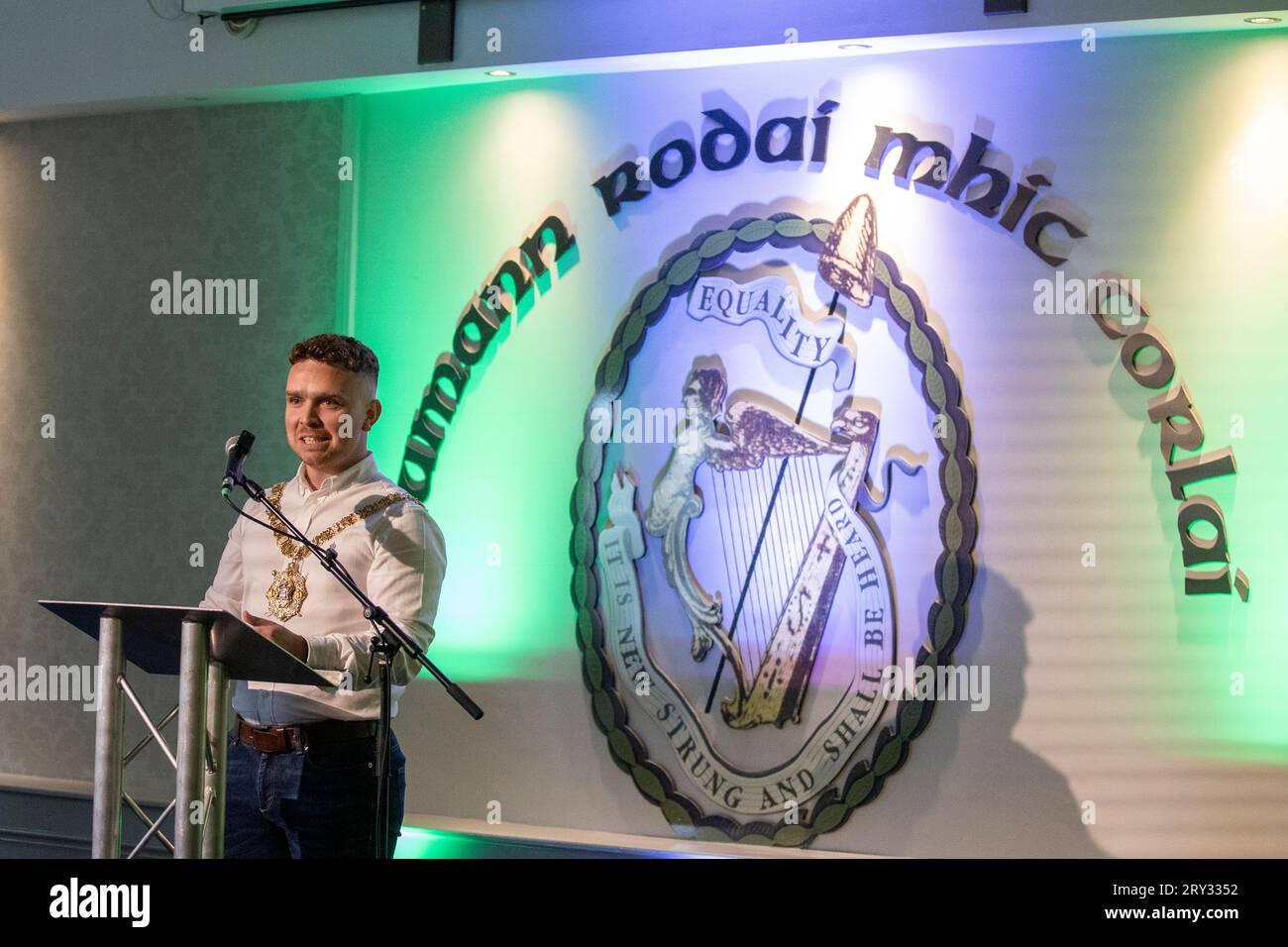 Lord Mayor of Belfast, Cllr Ryan Murphy, sprach während der offiziellen Eröffnung des Roddy McCorley Republican Heritage Centre in Belfast. Bilddatum: Donnerstag, 28. September 2023. Stockfoto