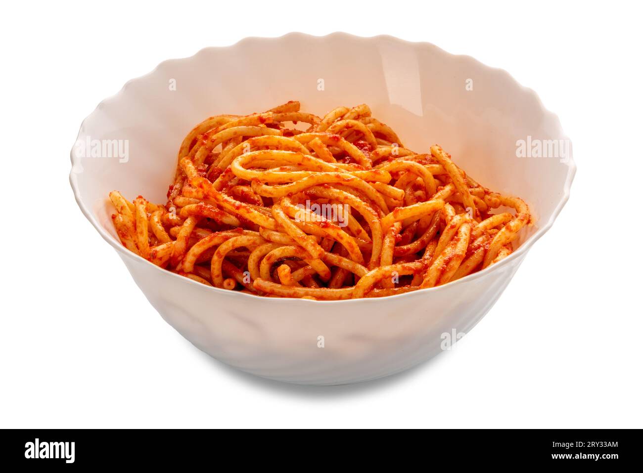Bucatini-Pasta mit Tomatensauce in Keramik-Serviertürme isoliert auf weiß mit Schnittpfad im Preis inbegriffen Stockfoto
