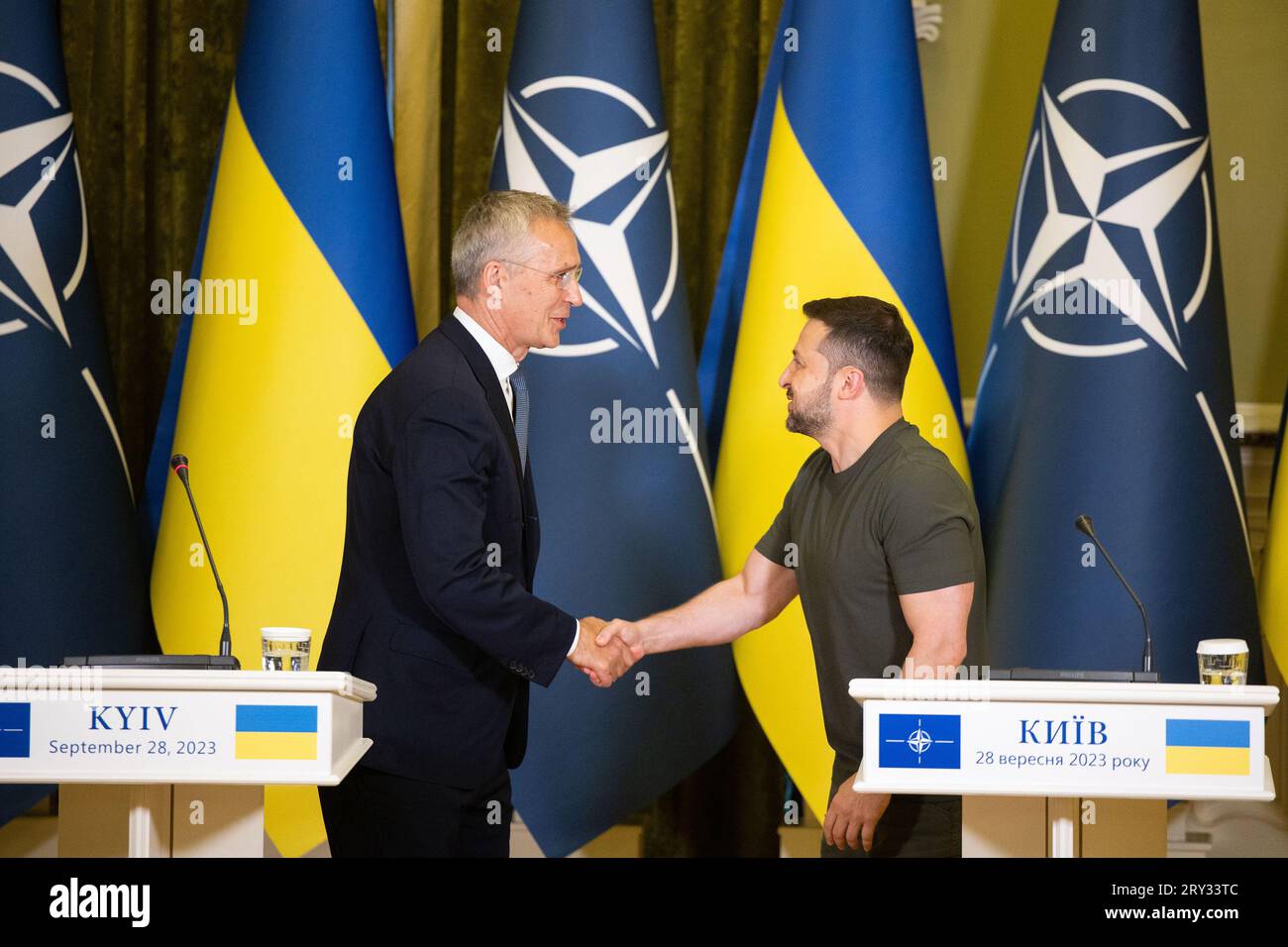 Kiew, Ukraine. September 2023 28. Der ukrainische Präsident Wolodymyr Zelensky (R) und der NATO-Generalsekretär Jens Stoltenberg schütteln am Ende ihrer Pressekonferenz nach Gesprächen in Kiew in der Ukraine am Donnerstag, den 28. September 2023, die Hände. Foto des ukrainischen Präsidenten Pressebüro/UPI Credit: UPI/Alamy Live News Stockfoto