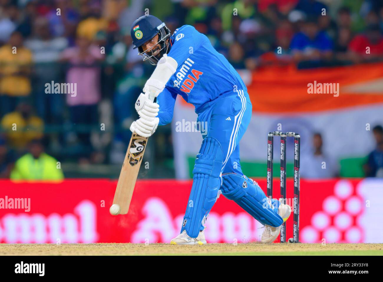 Der Indianer Jasprit Bumrah spielt einen Schuss während des eintägigen internationalen ODI-Cricketspiels (Asia Cup 2023) zwischen Indien und Pakistan Stockfoto