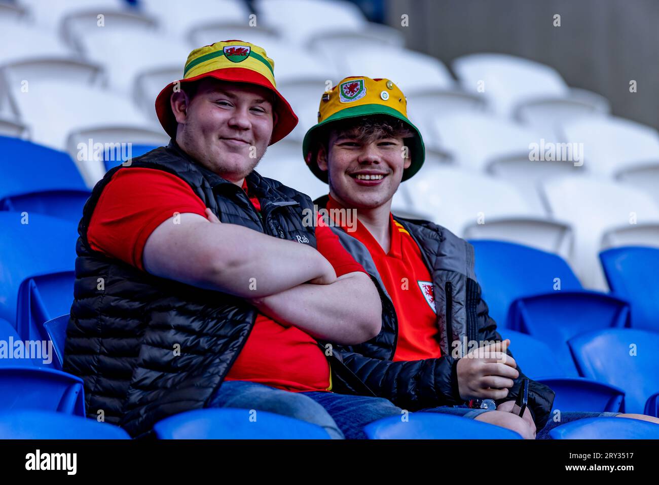 Cardiff, Wales - 11. Juni 2022: Walisische Fans vor dem Spiel der UEFA Nations League zwischen Wales und Belgien im Cardiff City Stadium. Ergebnis 1-1 ( Stockfoto