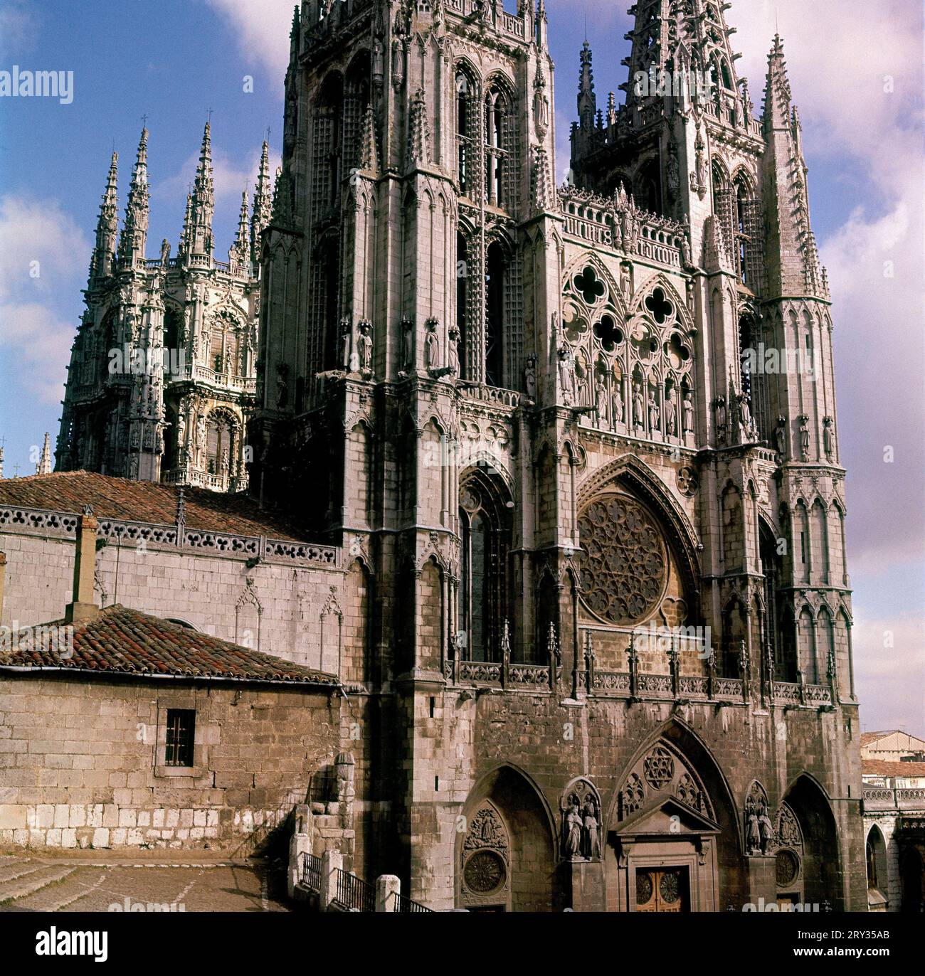VISTA DE LA FACHADA PRINCIPAL GOTICA-PUERTA DE STA MARIA/REAL/PERDON S XIII FOTO AÑOS 60. Lage: CATEDRAL-EXTERIEUR. BURGOS. SPANIEN. Stockfoto