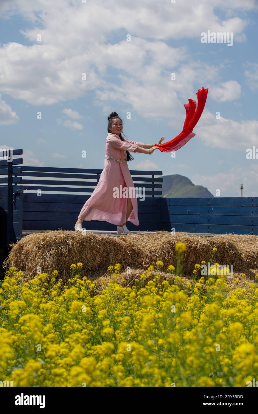 Zunhua City, China - 13. Mai 2023: Eine Frau tanzt anmutig auf einem Lastwagenmodell im Park, Nordchina Stockfoto