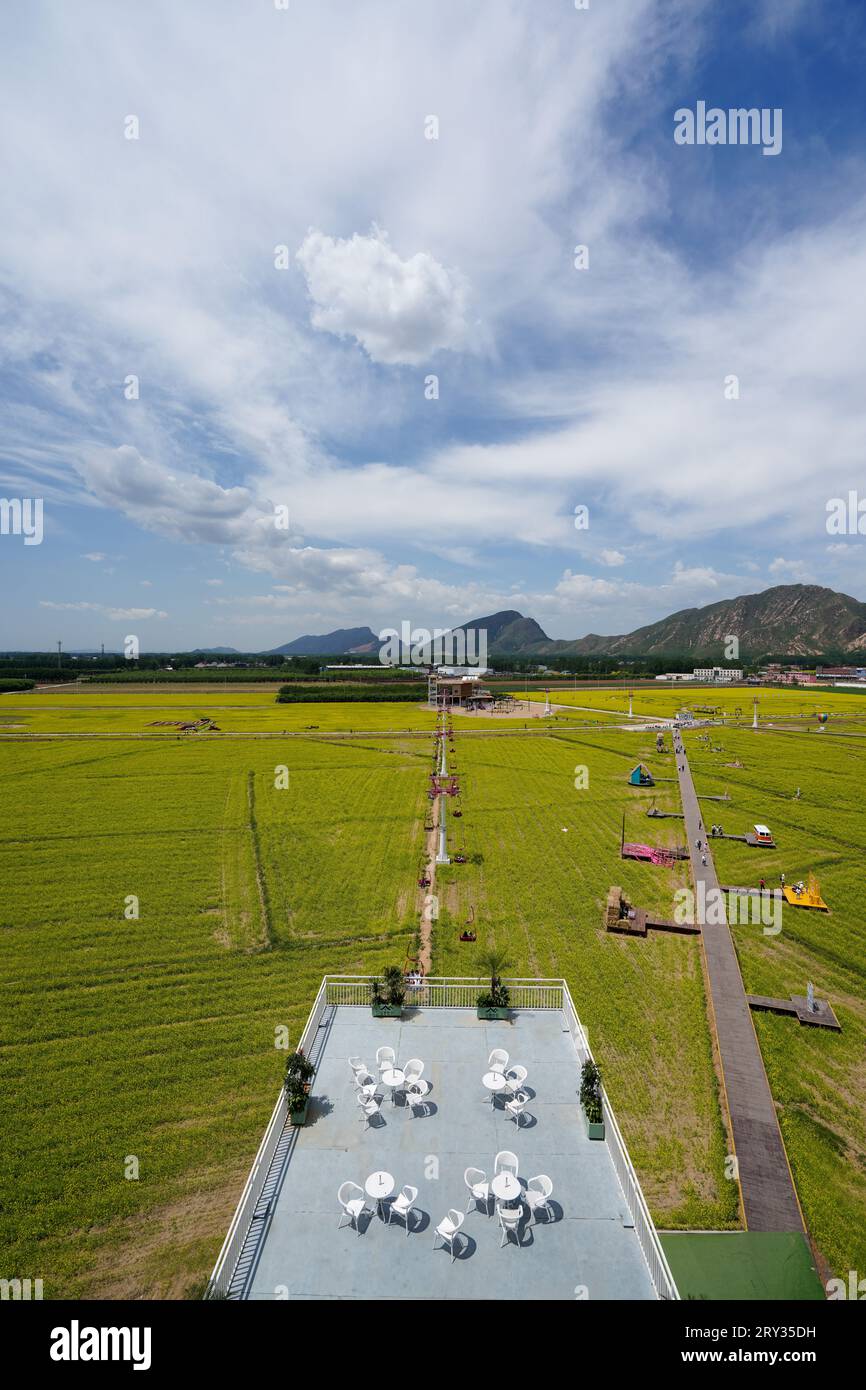 Touristen spielen in einem Park auf der Aussichtsplattform in Nordchina Stockfoto