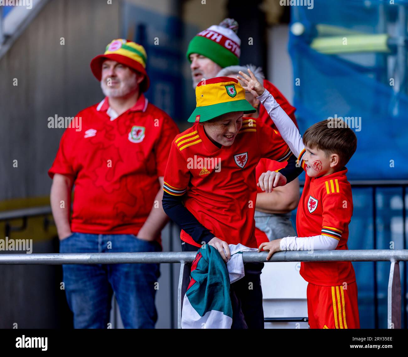 Cardiff, Wales - 11. Juni 2022: Walisische Fans vor dem Spiel der UEFA Nations League zwischen Wales und Belgien im Cardiff City Stadium. Ergebnis 1-1 ( Stockfoto