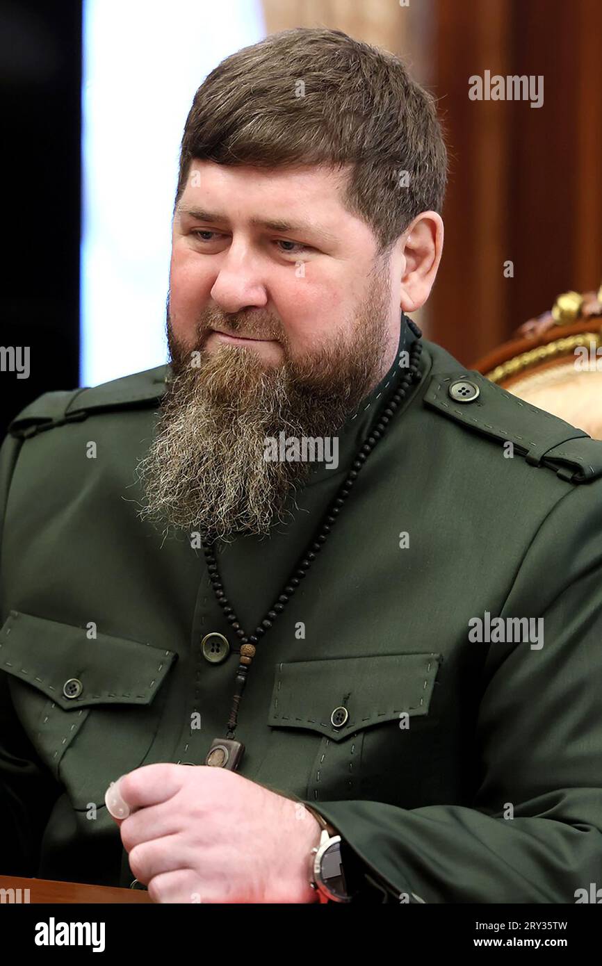 Russlands Präsident Wladimir Putin (nicht gesehen) nimmt am Donnerstag, September, an einem Treffen mit dem tschetschenischen Führer Ramzan Kadyrow (R) in Moskau Teil. 28, 2023. Foto von Kreml POOL/Credit: UPI/Alamy Live News Stockfoto