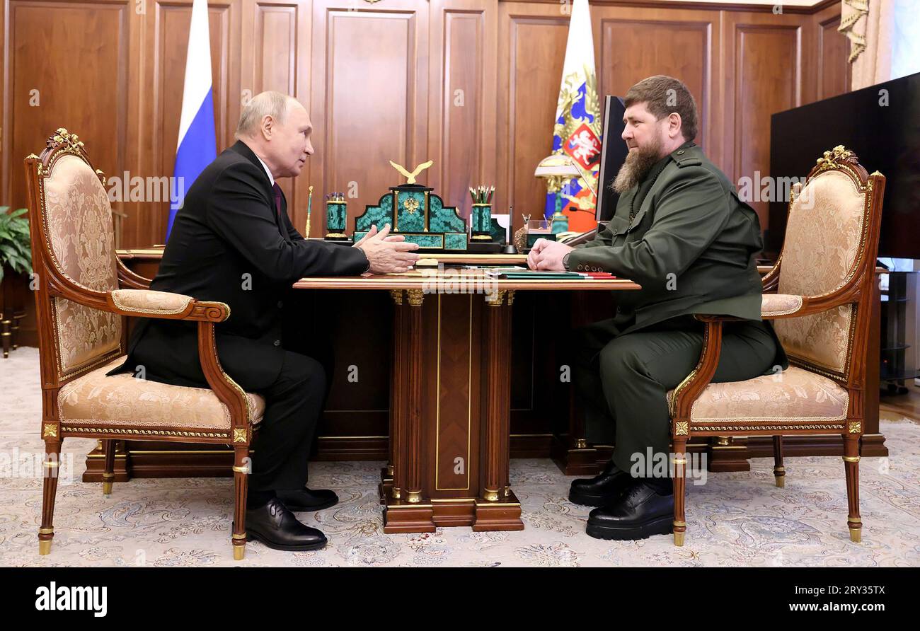 Russlands Präsident Wladimir Putin (L) nimmt am Donnerstag, September, an einem Treffen mit dem tschetschenischen Führer Ramzan Kadyrow (R) in Moskau Teil. 28, 2023. Foto von Kreml POOL/Credit: UPI/Alamy Live News Stockfoto