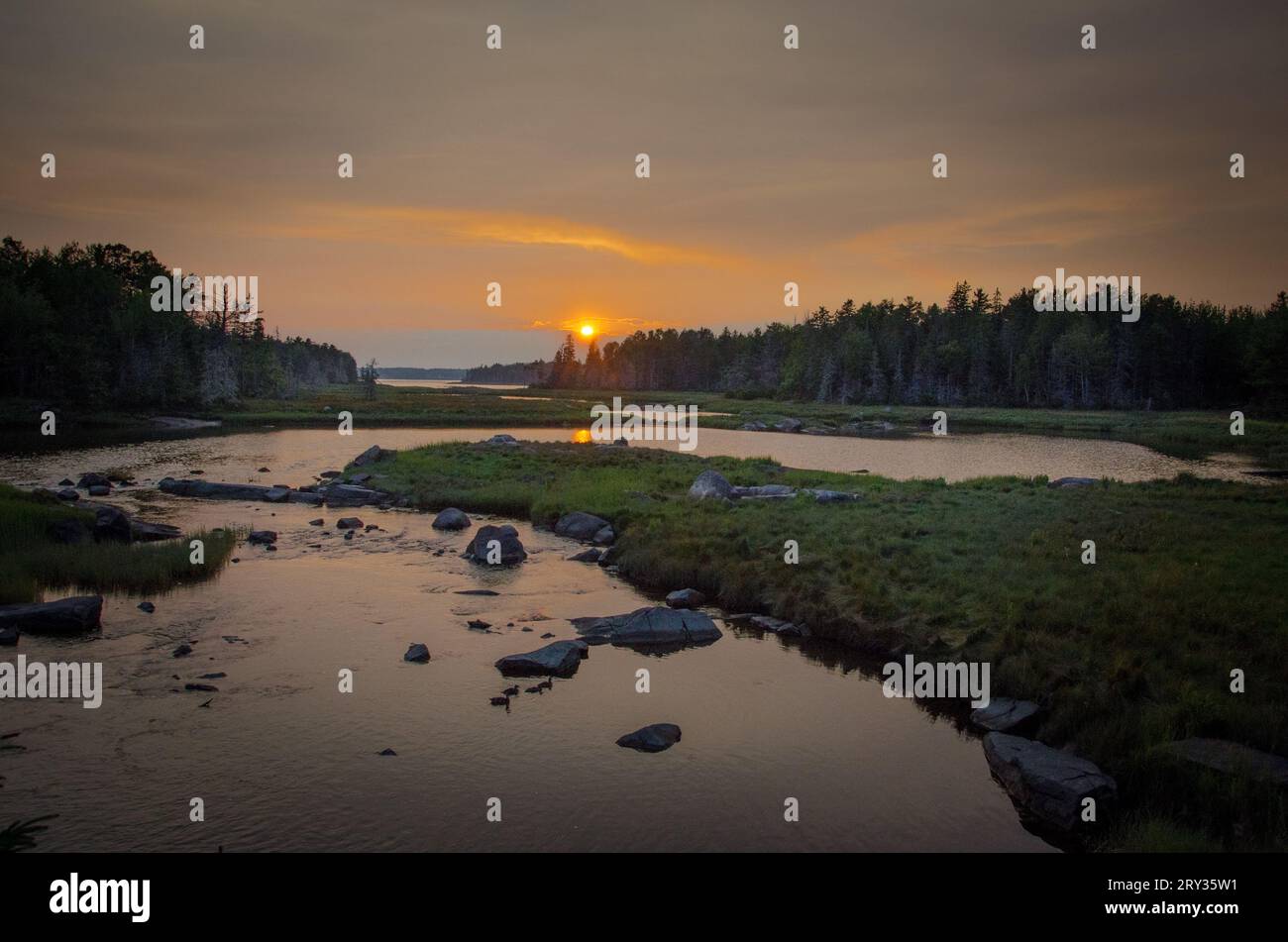 Ein Sonnenuntergang in Maine auf Mount Desrt Island mit Blick auf Blunts Point und Mount Desert Narrows Stockfoto