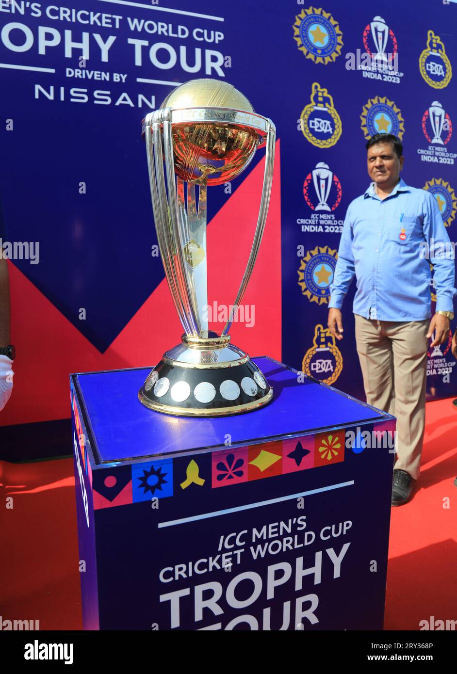 New Delhi, Indien. September 2023 28. Blick auf die Trophäe der ICC-Weltmeisterschaft 2023 während der Tour im Arun Jaitley Stadium. Die ICC Cricket World Cup 2023 startet vom 5. Oktober bis 19. November 2023. Zehn nationale Cricket-Teams werden teilnehmen, und das Turnier findet in zehn verschiedenen Stadien in Indien statt. (Foto: Naveen Sharma/SOPA Images/SIPA USA) Credit: SIPA USA/Alamy Live News Stockfoto