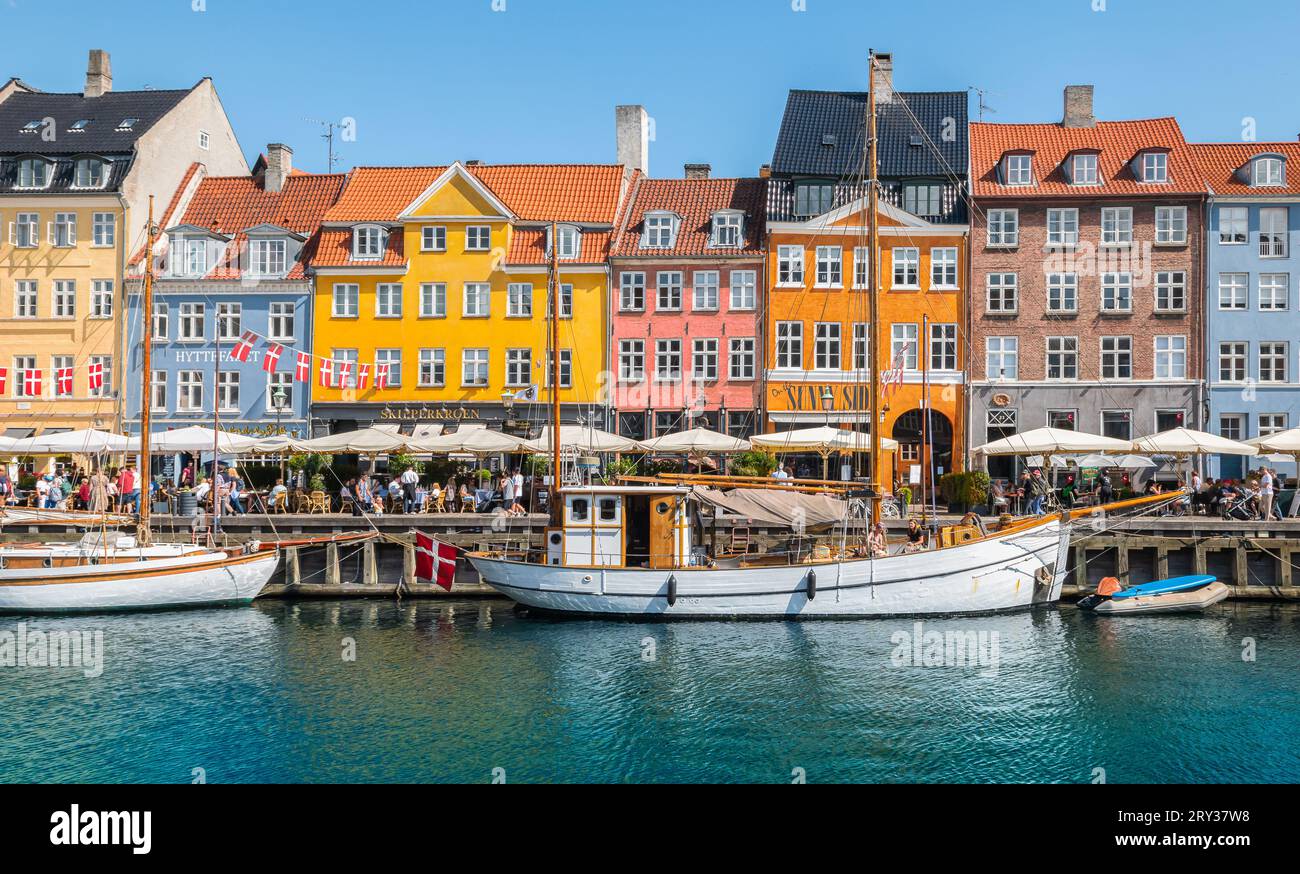 Kopenhagen, Dänemark - 8. Juli 2023: Bunte Häuser entlang des Kanals in Nyhavn, Kopenhagen. Stockfoto