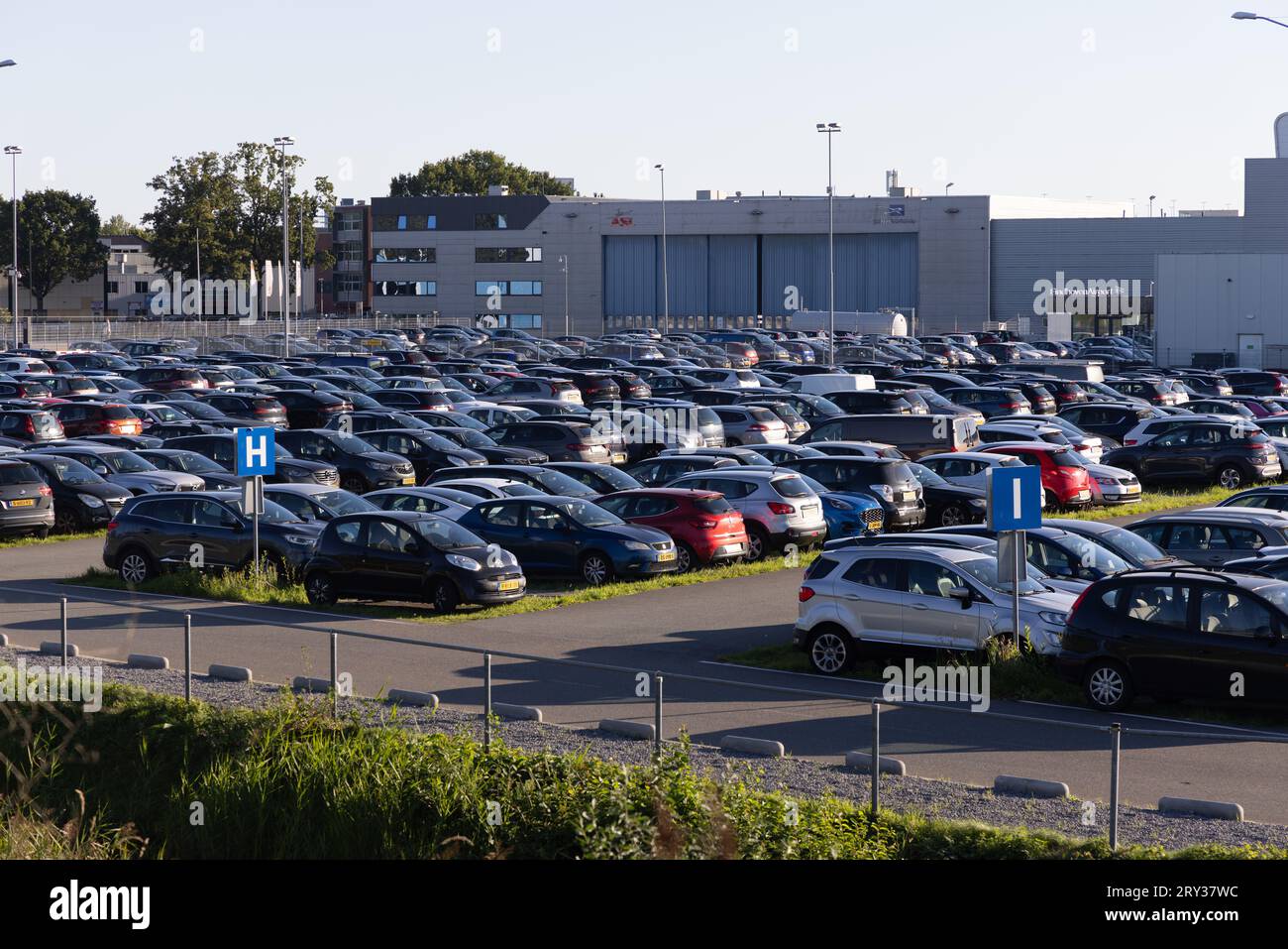 Gebäude der ASL Group (ein Privatjet-Unternehmen/Business Jet-Unternehmen) am Flughafen Eindhoven in den Niederlanden, mit Parkplatz davor Stockfoto