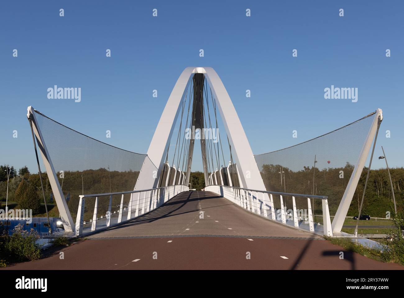 Tegenbosch-Fahrradbrücke über die Autobahn A2/N2 in Eindhoven, Niederlande Stockfoto