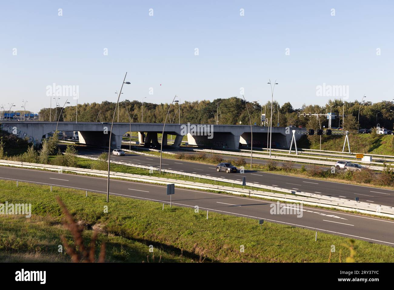 Blick auf die Autobahnen A2 und N2 mit dem Viadukt des Anthony Fokkerwegs und Matrixschildern in Eindhoven, Niederlande Stockfoto
