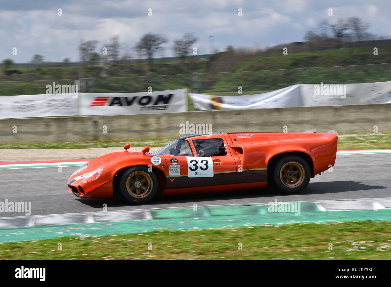 Scarperia, 2. April 2023: Lola T70 Mk III B Jahr 1967 in Aktion während der Mugello Classic 2023 auf dem Mugello Circuit in Italien. Stockfoto