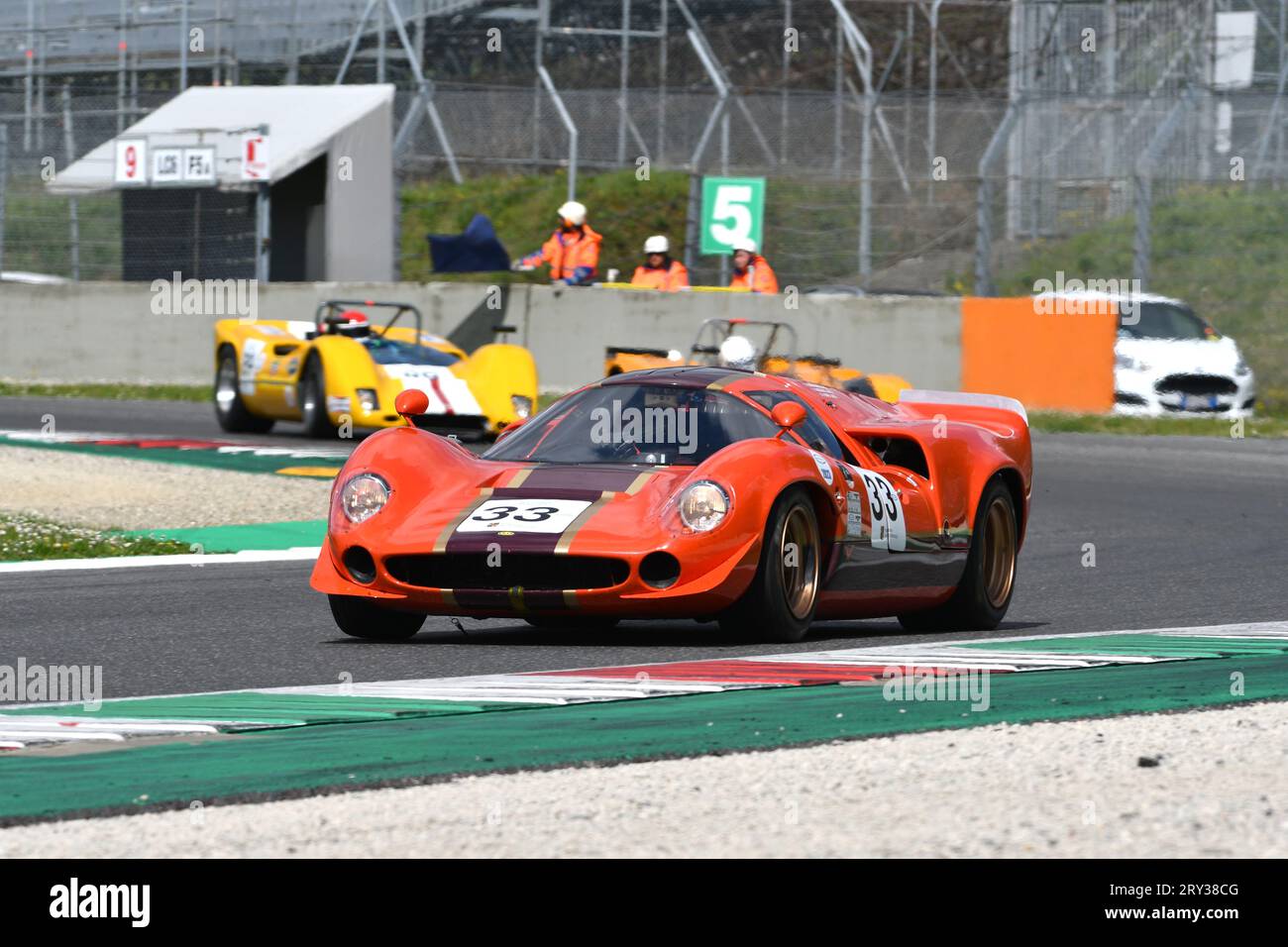 Scarperia, 2. April 2023: Lola T70 Mk III B Jahr 1967 in Aktion während der Mugello Classic 2023 auf dem Mugello Circuit in Italien. Stockfoto