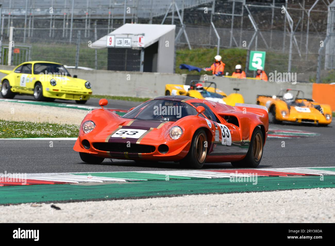 Scarperia, 2. April 2023: Lola T70 Mk III B Jahr 1967 in Aktion während der Mugello Classic 2023 auf dem Mugello Circuit in Italien. Stockfoto