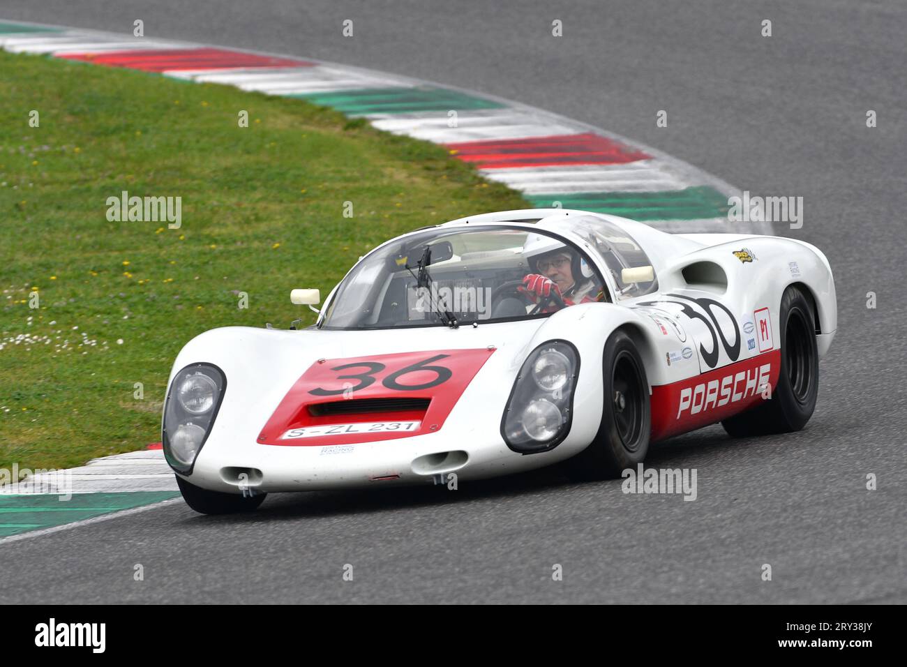 Scarperia, 2. April 2023: Porsche 910 des Jahres 1967 in Aktion während der Mugello Classic 2023 auf dem Mugello Circuit in Italien. Stockfoto