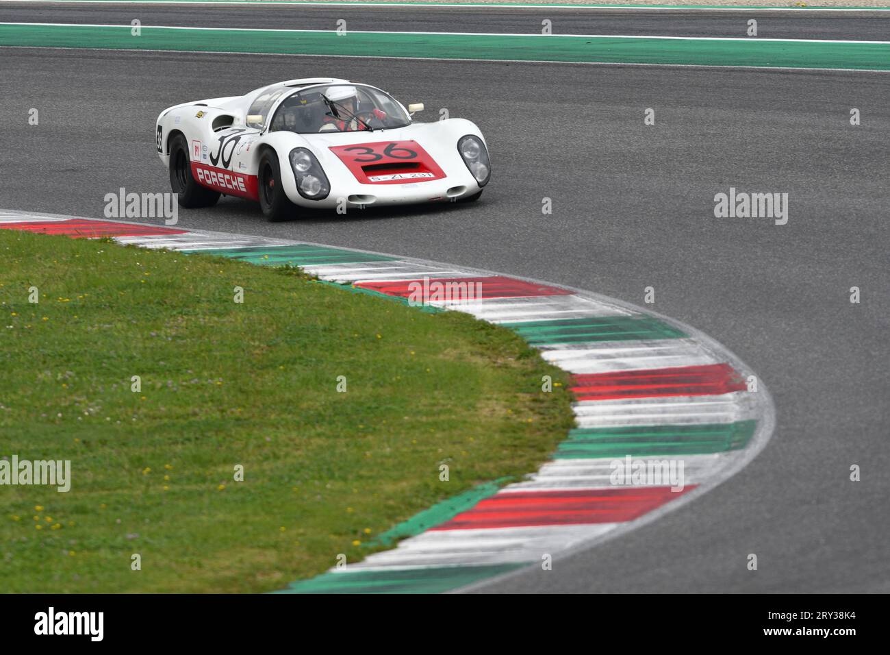 Scarperia, 2. April 2023: Porsche 910 des Jahres 1967 in Aktion während der Mugello Classic 2023 auf dem Mugello Circuit in Italien. Stockfoto