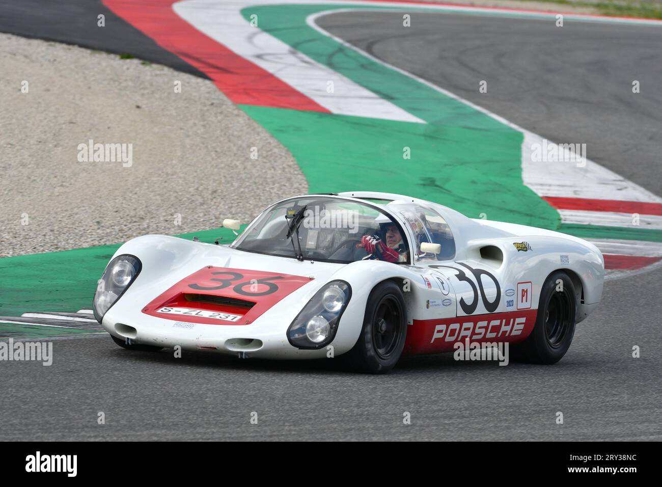 Scarperia, 2. April 2023: Porsche 910 des Jahres 1967 in Aktion während der Mugello Classic 2023 auf dem Mugello Circuit in Italien. Stockfoto