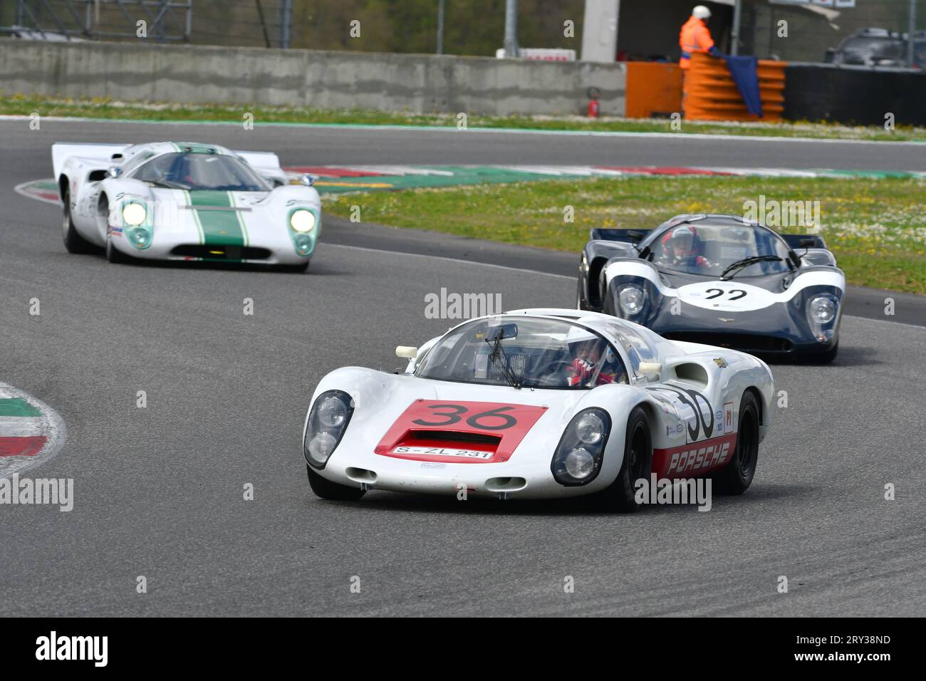 Scarperia, 2. April 2023: Porsche 910 des Jahres 1967 in Aktion während der Mugello Classic 2023 auf dem Mugello Circuit in Italien. Stockfoto