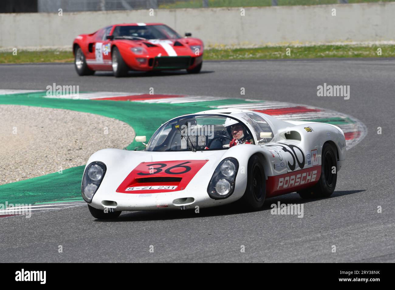 Scarperia, 2. April 2023: Porsche 910 des Jahres 1967 in Aktion während der Mugello Classic 2023 auf dem Mugello Circuit in Italien. Stockfoto