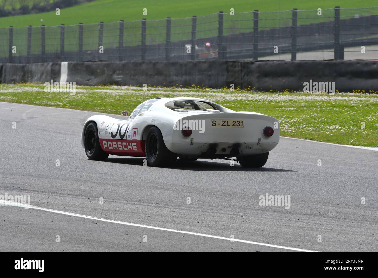 Scarperia, 2. April 2023: Porsche 910 des Jahres 1967 in Aktion während der Mugello Classic 2023 auf dem Mugello Circuit in Italien. Stockfoto