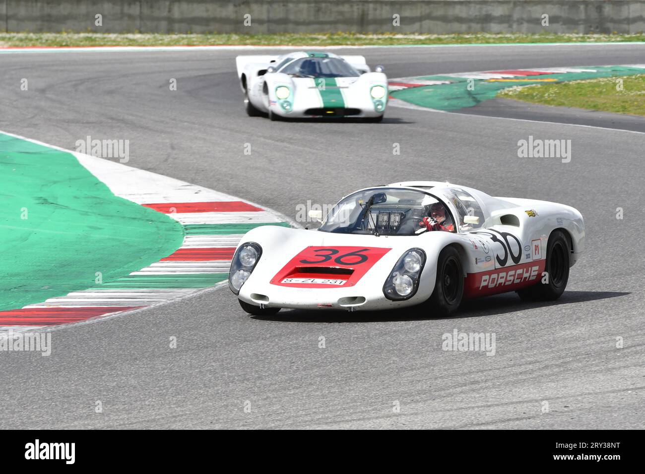 Scarperia, 2. April 2023: Porsche 910 des Jahres 1967 in Aktion während der Mugello Classic 2023 auf dem Mugello Circuit in Italien. Stockfoto