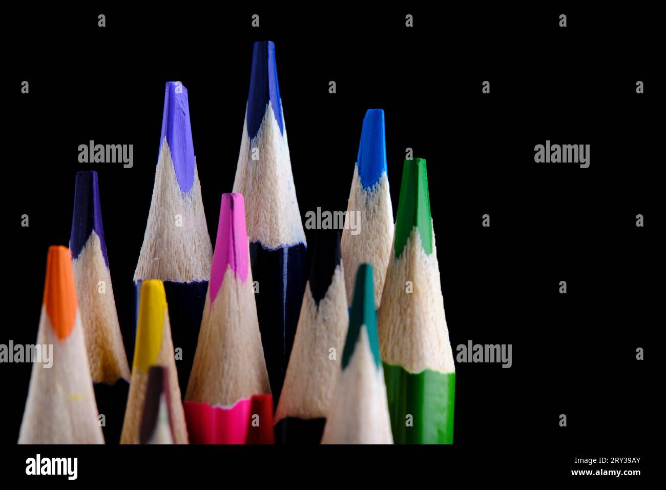 Set aus farbigen Bleistiften mit schwarzem Hintergrund Stockfoto
