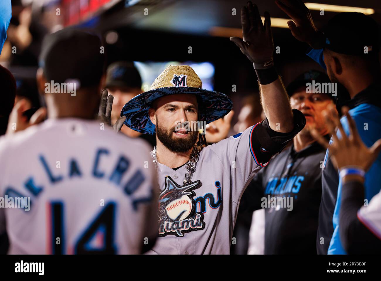 27. September 2023; New York City, New York, Miami Marlins dritter Baseman Jon Berti (5) trifft im ersten Inning gegen die New York Mets im Citi Field Solo Homerun ins Center Field. (Ariel Fox/Bild des Sports) Stockfoto