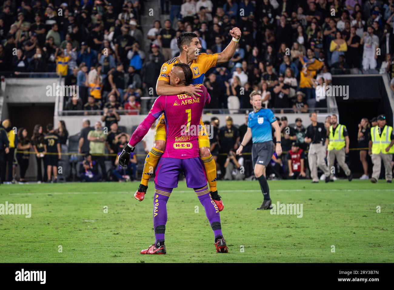 Tigres UANL Verteidiger Jesús Angulo (27) feiert nach der Konvertierung des Sieges mit Torhüter Nahuel Guzmán (1) während des Campeones Cup 2023 Stockfoto