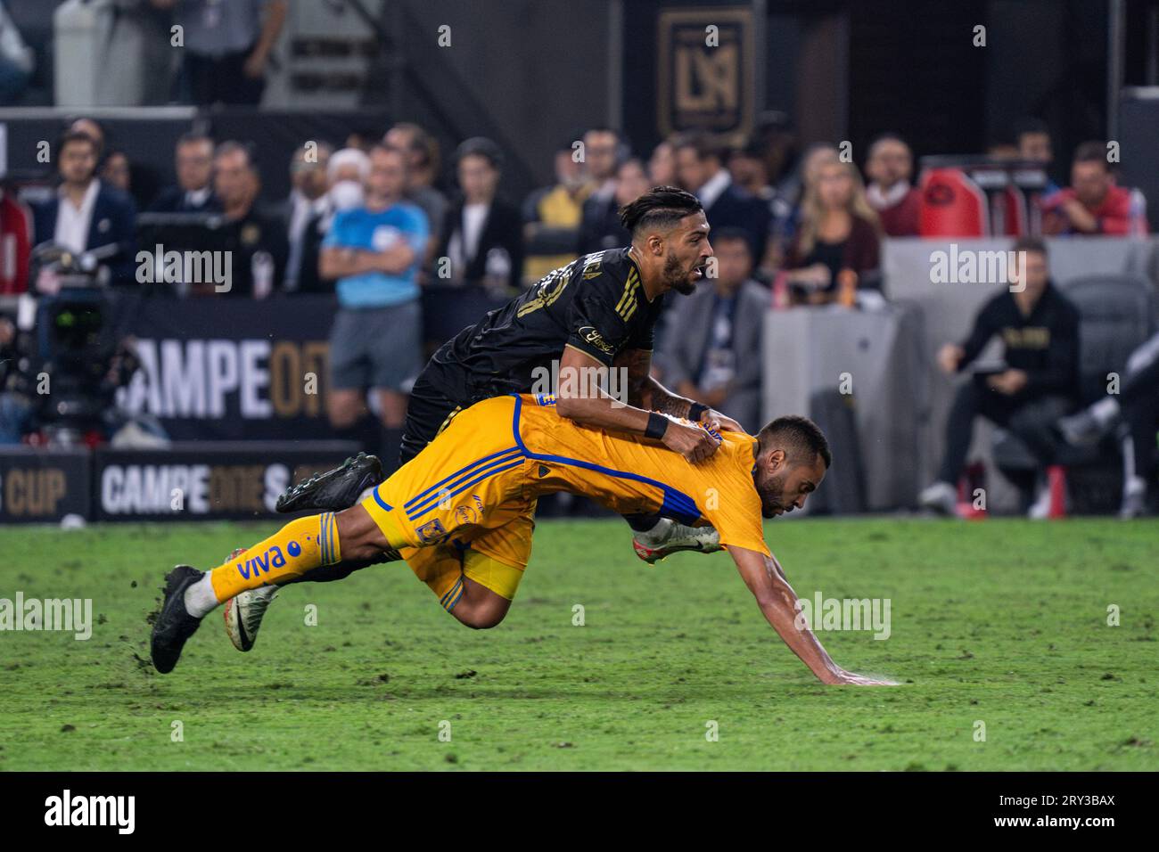 Tigres UANL Mittelfeldspieler Rafael Carioca (5) erhält eine rote Karte für einen Elfmeter gegen den LAFC-Stürmer Denis Bouanga (99) während des Campeones Cup 2023 fina Stockfoto