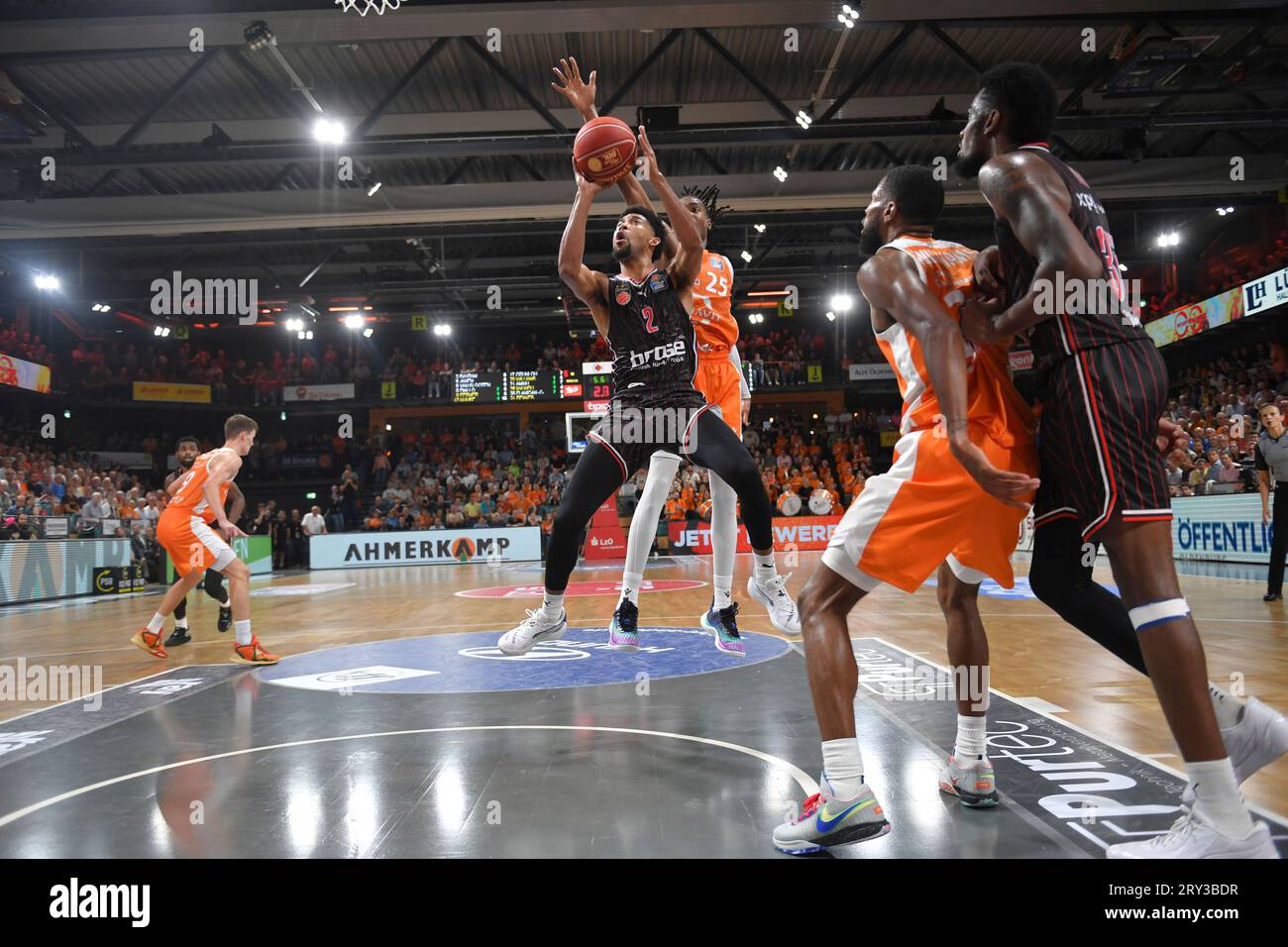 28.09.2023, RASTA Dome, Vechta, GER, Easy Credit-BBL, RASTA Vechta vs Baskets Bamberg, im Bild Zach COPELAND ( Baskets Bamberg #2 ) Wes IWUNDU ( Rasta Vechta #25 ) Foto © nordphoto gmbh/Rojahn Stockfoto