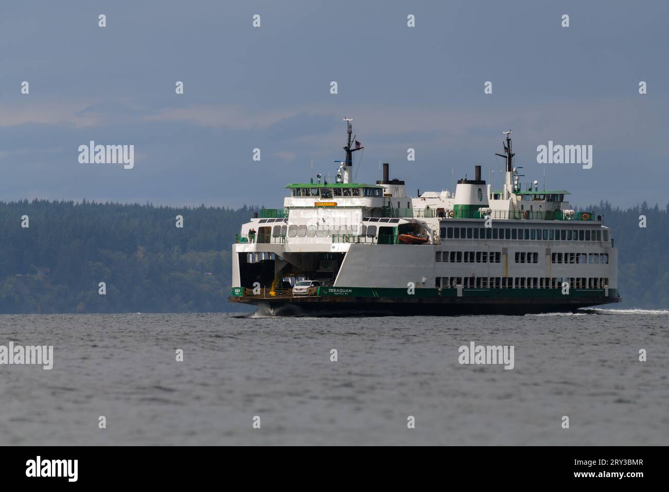 Mukilteo, WA, USA - 26. September 2023; Washington State Car Ferry MV Issaquah fährt an einem stürmischen Tag in die Sonne Stockfoto