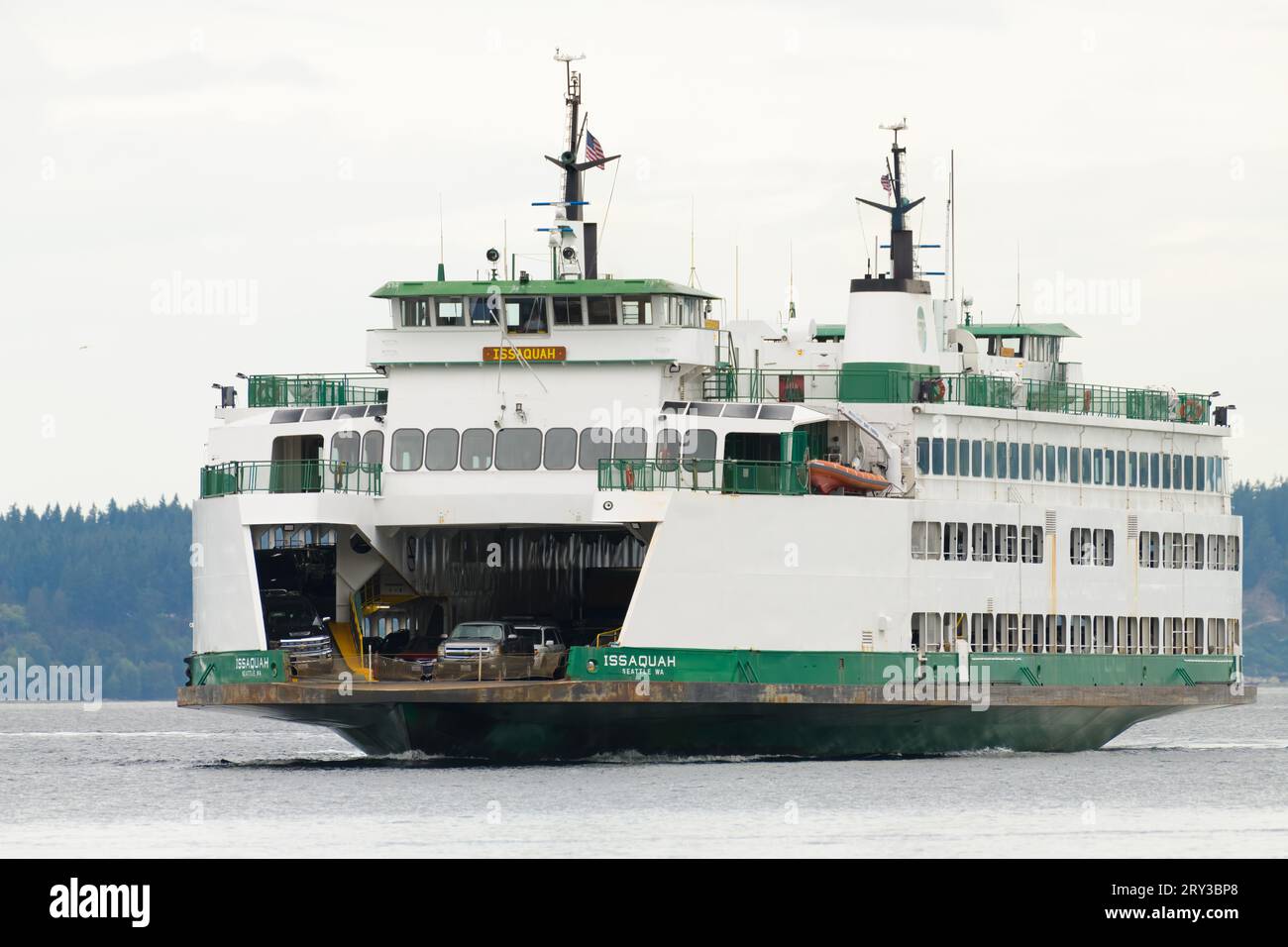 Mukilteo, WA, USA - 26. September 2023; Washington State Ferry MV Issaquah mit Fabrikschild und Wagen an Deck Stockfoto