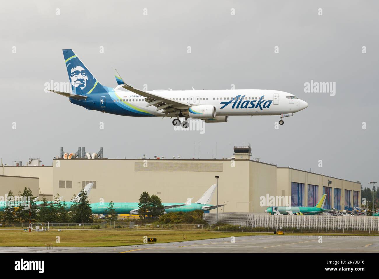 Everett, WA, USA - 26. September 2023; zweimotorige Boeing 737 800 von Alaska Airlines landete vor der Boeing-Fabrik in Everett Stockfoto