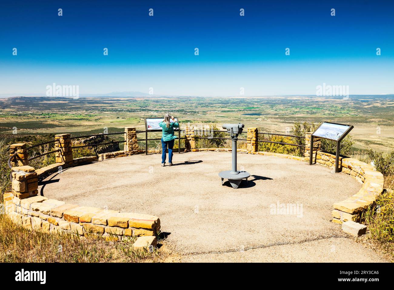 Einsame weibliche Seniortouristin; Park Point Overlook; Mesa Verde National Park; Colorado; USA Stockfoto