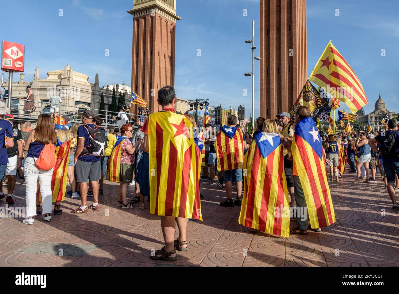 Barcelona, Katalonien, Spanien - 11. September 2023: Menschen, die an der Demonstration für die Unabhängigkeit der Nati teilnehmen und Eselada-Flaggen schwenken Stockfoto