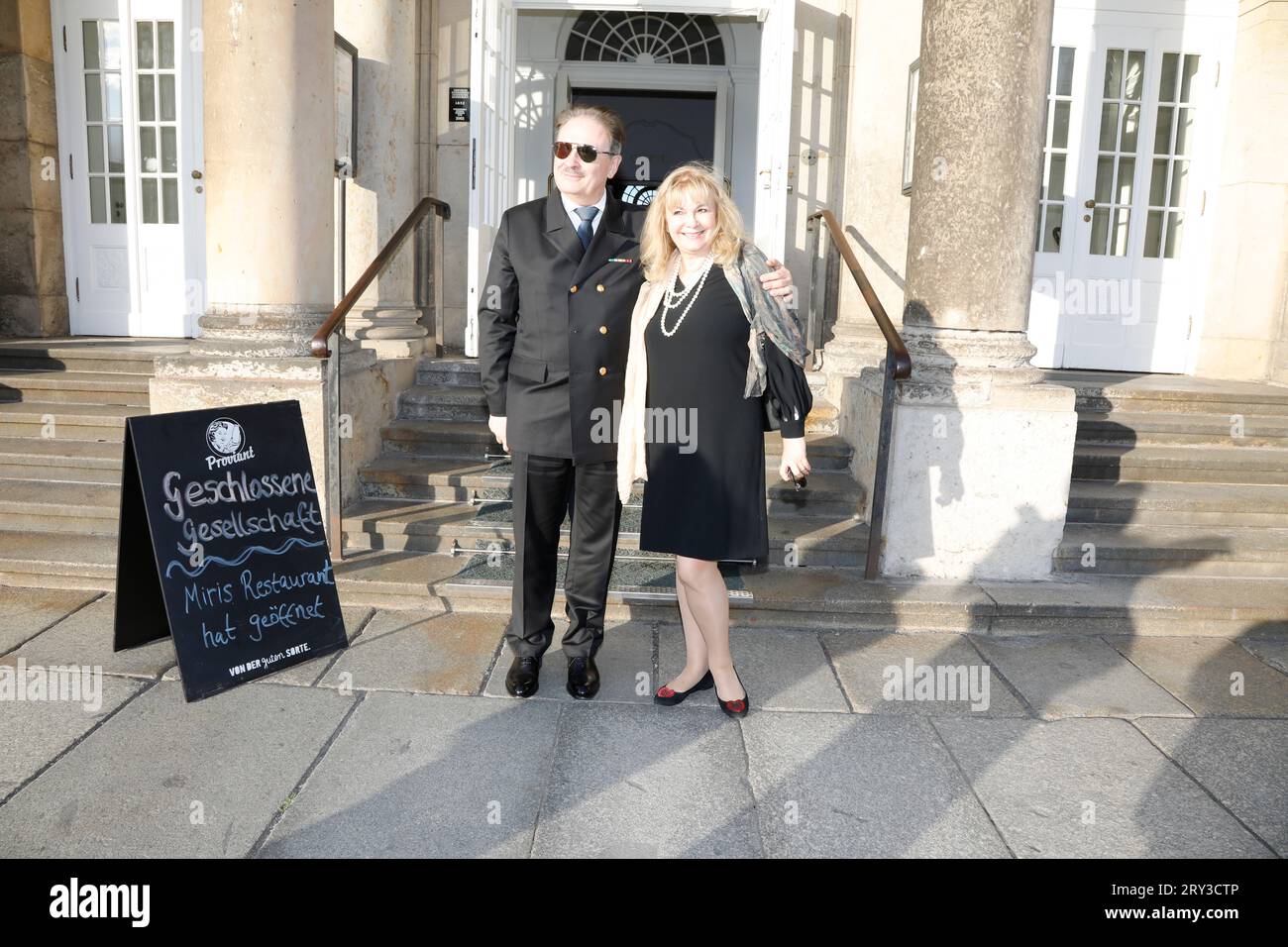 Wladimir P. Matwejew mit Ehefrau beim Sektempfang anlässlich der