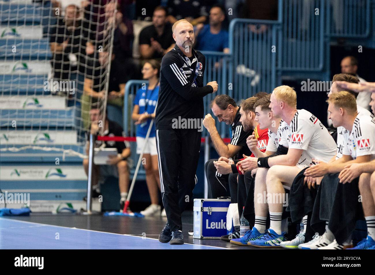 Gummersbach, Deutschland. September 2023 28. Hartmut Mayerhoffer (HC Erlangen, Cheftrainer) LIQUI MOLY Handball Bundesliga: VfL Gummersbach - HC Erlangen; Schwalbe Arena, Gummersbach, 28.09.2023 Credit: dpa/Alamy Live News Stockfoto