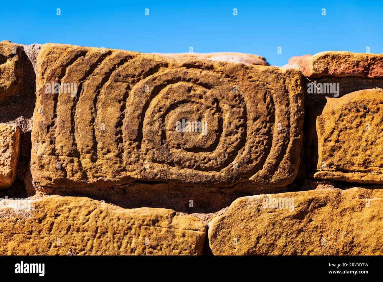 Detail der antiken Grafik in lehmziegel gemeißelt; Pipe Shrine House; Far View Site; Mesa Verde National Park; Colorado; USA Stockfoto