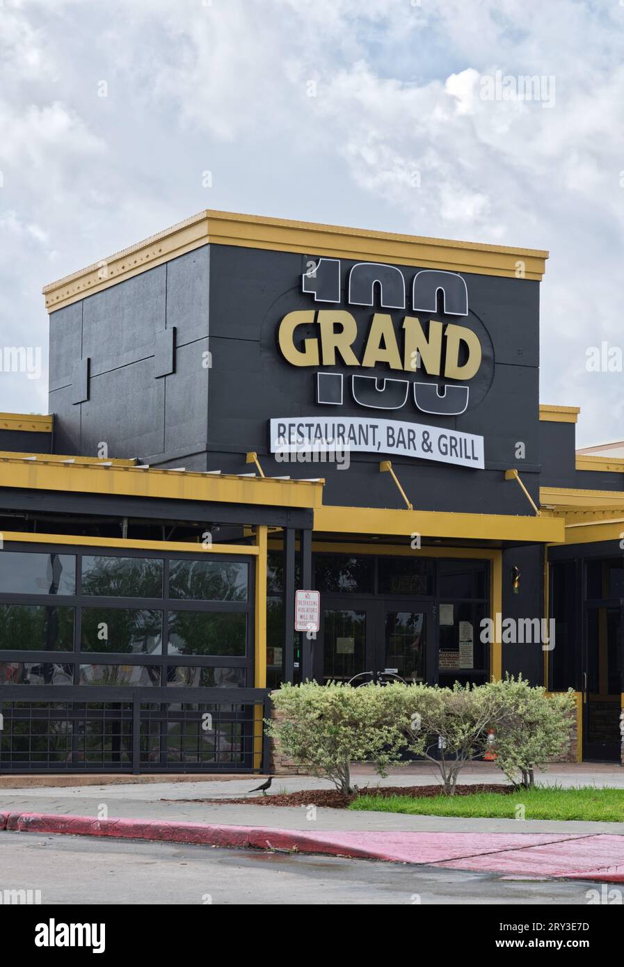 Houston, Texas, USA 07-04-2023: 100 Grand Restaurant Bar and Grill Exterieur in Houston, TX. Einheimisches Soul-Food-Restaurant. Stockfoto