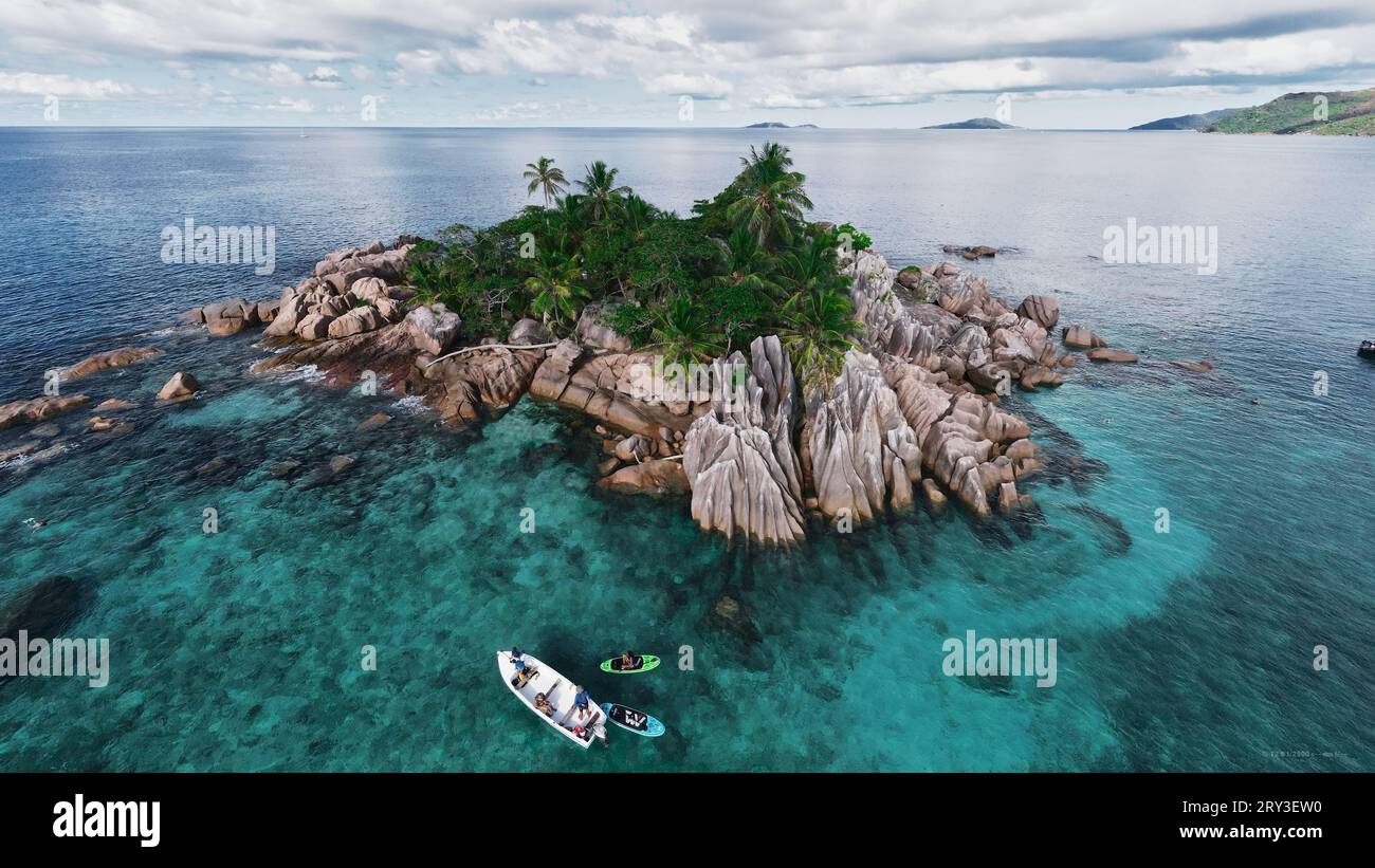 Saint Pierre Island, Seychellen 🏝️ die weißen Sandstrände, das kristallklare Wasser und die üppige Vegetation machen diesen Ort zu einem wahren Paradies Stockfoto