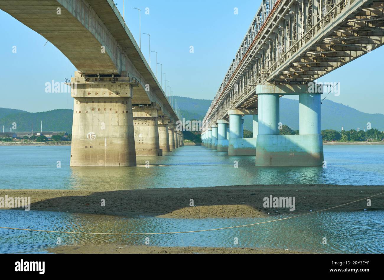 Zwei Saraighat Brücken von unten Stockfoto