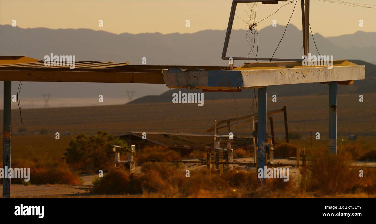 Eindringliche Überreste einer verlassenen Tankstelle vor Baker an der I-15 in der Wüste. Stockfoto