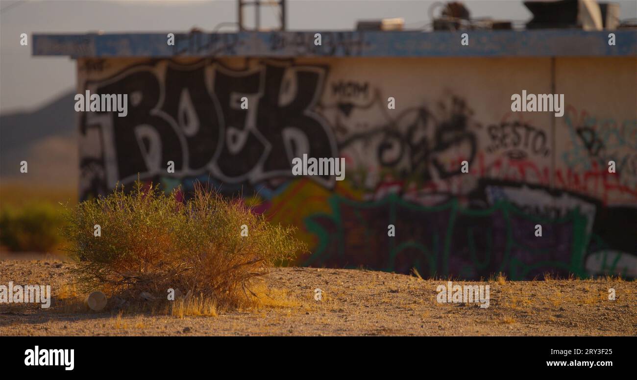 Verlassene und stark verwüstete Tankstelle und Tankstelle mit Graffiti-Tags, im Hintergrund I-15-Verkehr. Stockfoto