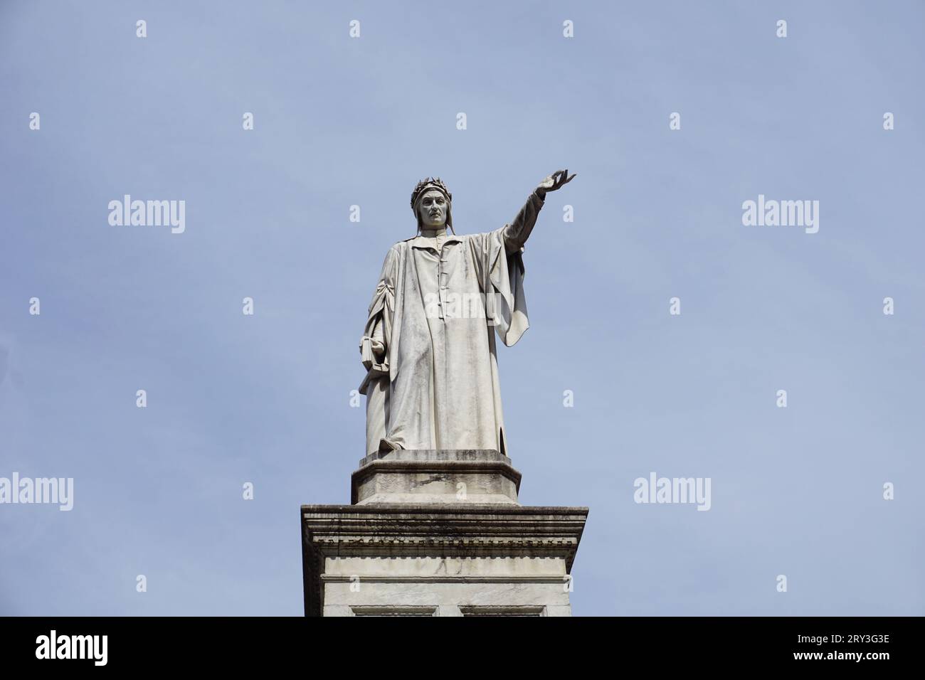 Neapel, Italien, 13. Juni 2023. Die Statue von Dante Alighieri ist ein Denkmal in der italienischen Stadt Neapel, der Hauptstadt Kampaniens Stockfoto